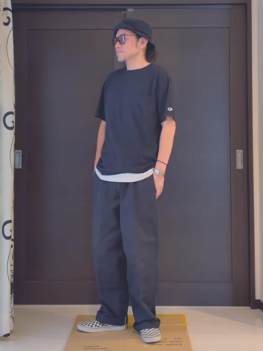 ブラック系のチノパンツ、その他のスニーカー、ブラック系のTシャツ/カットソーを着用したメンズの秋コーディネートの1枚目の写真