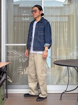 Levi'sのデニムジャケットを使った「チノパン」の人気ファッション