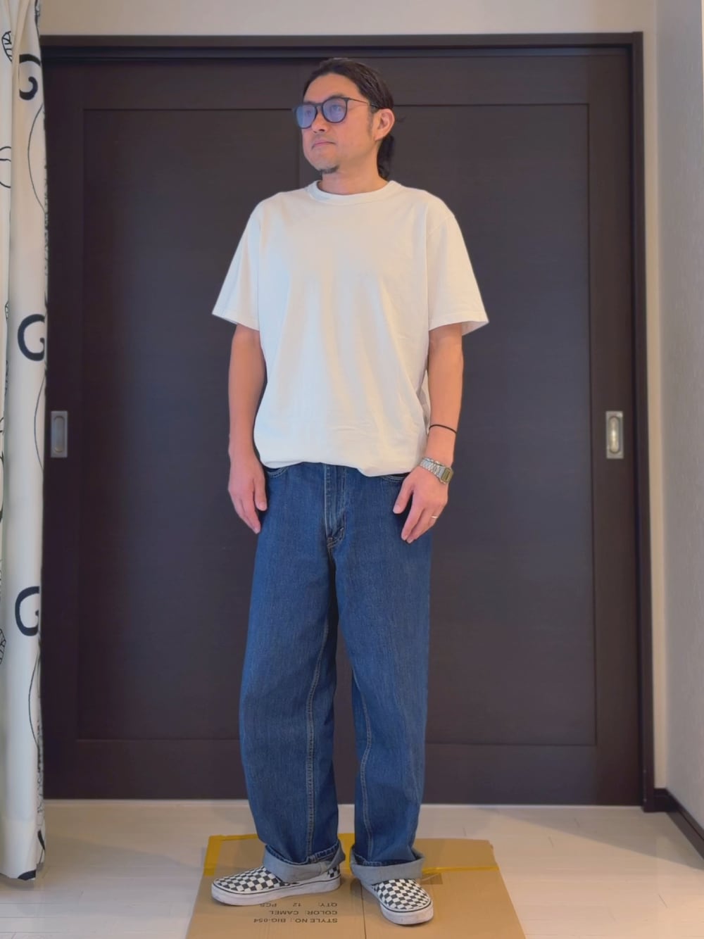 ブルー系のデニムパンツ、その他のスニーカー、ホワイト系のTシャツ/カットソーを着用したメンズの秋コーディネートの1枚目の写真