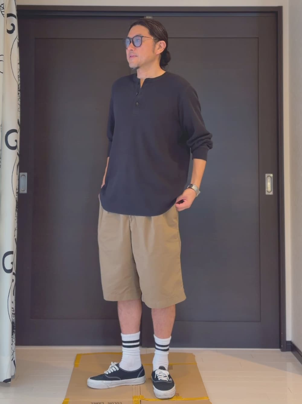 ベージュ系のその他パンツ、ブラック系のスニーカー、ブラック系のTシャツ/カットソーを着用したメンズの秋コーディネートの1枚目の写真