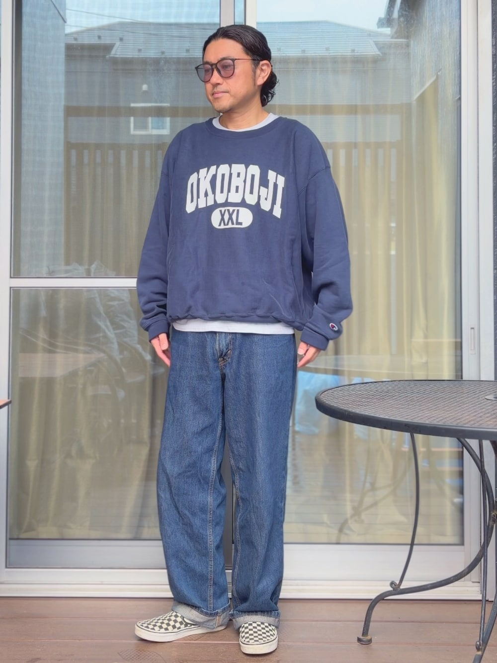 ブルー系のデニムパンツ、その他のスニーカー、ブルー系のスウェットを着用したメンズの秋コーディネートの1枚目の写真