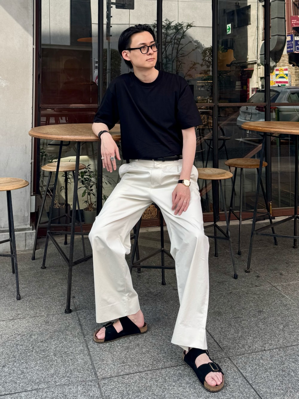 「ブラックコーデ、半袖シャツ、黒Tシャツ、シンプルコーデ、チノパン、白パンツ、めがね、サンダル、夏ファッション、メンズファッション、きれいめカジュアル、ラフ、キレイめ、お洒落さんとつながりたい、オトナカジュアル」｜「H　BEAUTY&YOUTH UNITED ARROWSの＜H＞COTTON CREW NECK T-SHIRT/Tシャツ（Tシャツ/カットソー、ブラック系）」を使った、KENTAさん（骨格ナチュラル・メンズ・181cm）の夏コーディネートの1枚目の写真