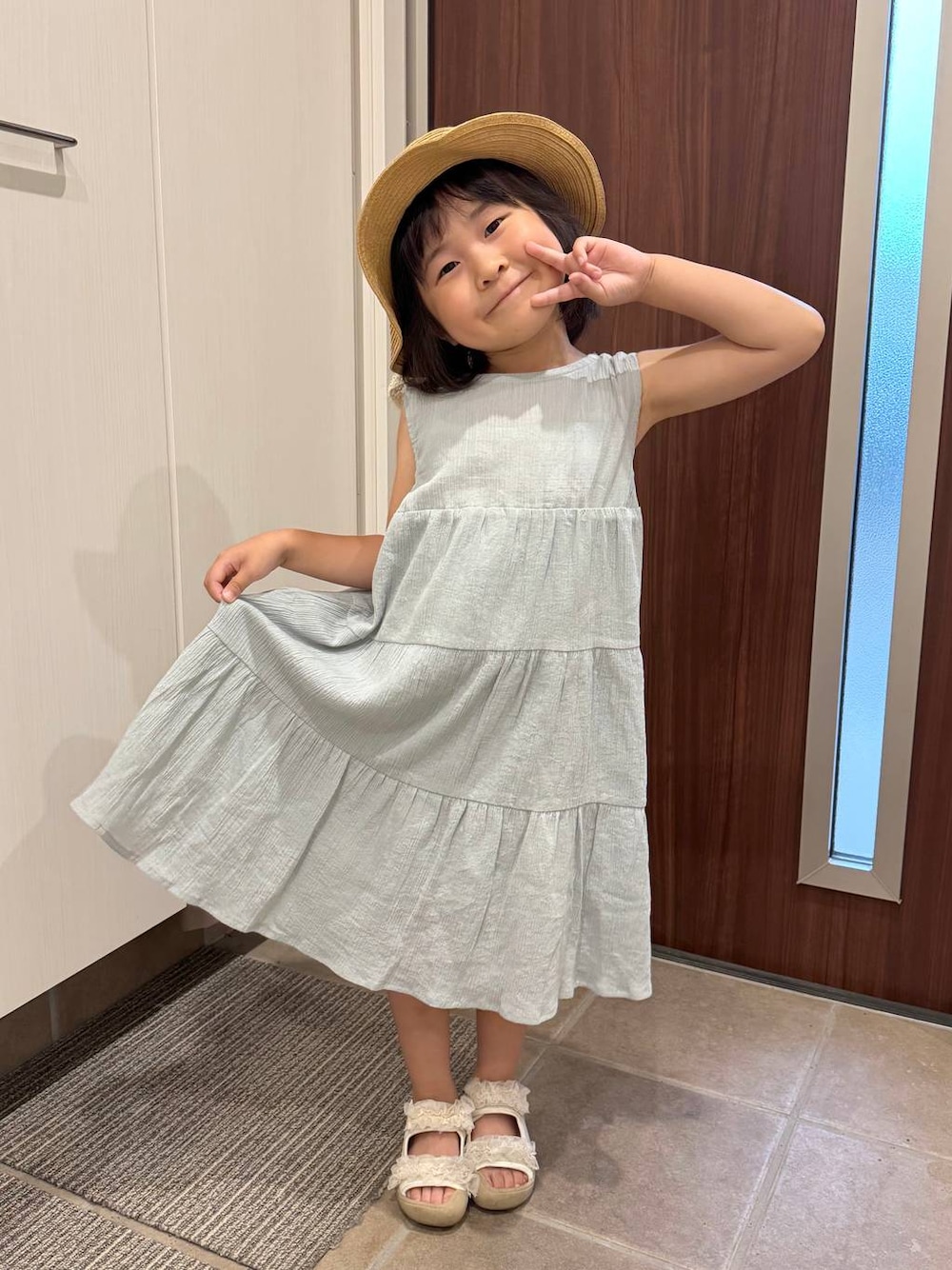 「カジュアル、きれいめ、ベーシック/シンプル、キッズ服、キッズ、GLOBAL WORK、ワンピース、夏コーデ」｜「GLOBAL WORKのティアードワンピース/T/498418（ワンピース、グリーン系）」を使った、おまゆさん（キッズ・107cm）の夏コーディネートの1枚目の写真