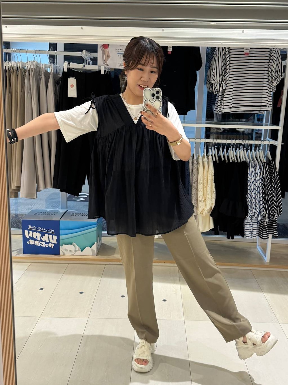 「きれいめ、カジュアル、ベーシック/シンプル、ブラウス、GLOBAL WORK、セットアップ、シワ軽減、ママコーデ、フェミニン、ロングヘア」｜「GLOBAL WORKのストレートパンツ/お手入れラクラクセットアップ/290030（その他パンツ、ベージュ系）」を使った、おまゆさん（レディース・159cm）の夏コーディネートの1枚目の写真