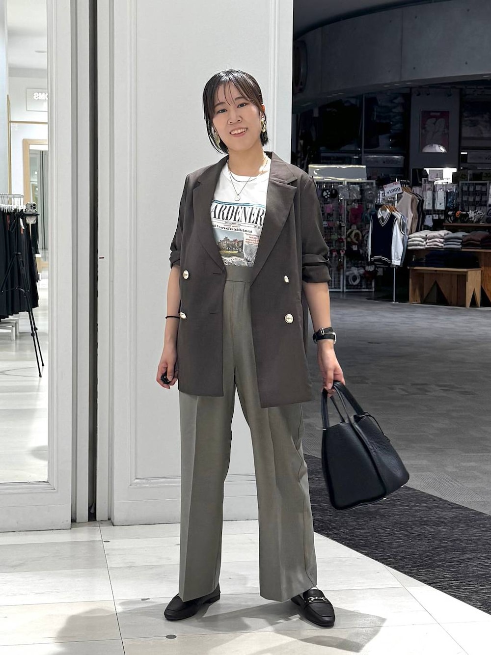 「きれいめ、カジュアル、ベーシック/シンプル、ジャケット、ジャケットスタイル、セットアップ、体型カバー、着痩せ・細見え、ママコーデ、Tシャツ、秋コーデ、秋服準備はじめました、秋っぽコーデ更新中、ブラウン」｜「GLOBAL WORKのサイズ拡大/らくっション撥水2WAYローファー/131468（ローファー、ブラウン系）」を使った、おまゆさん（レディース・159cm）の秋コーディネートの1枚目の写真