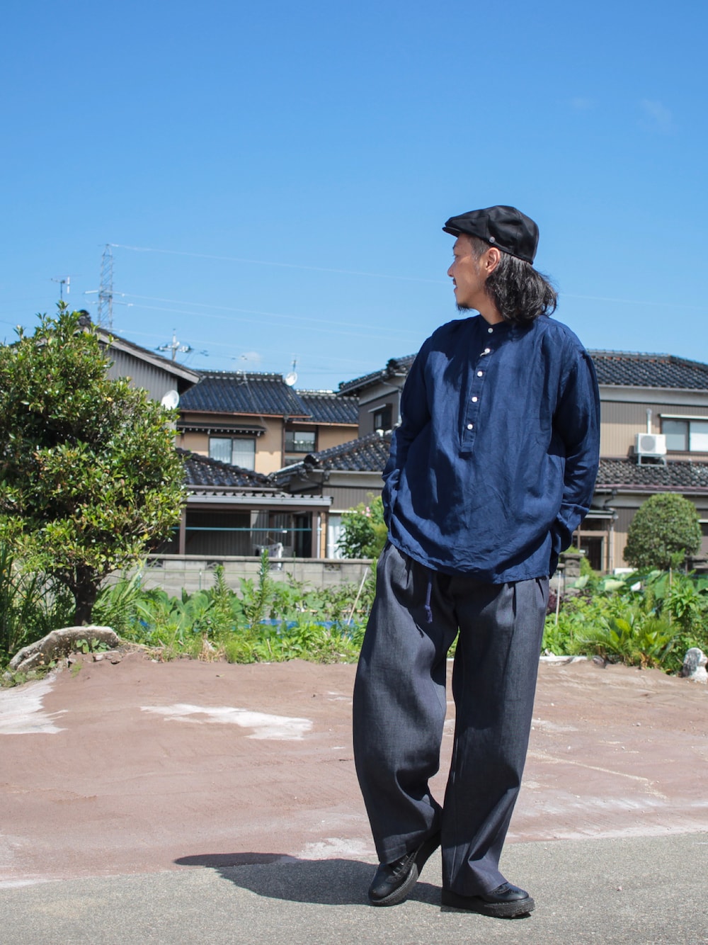 ブルー系のシャツ/ブラウス、ブルー系のデニムパンツ、ブラック系のシューズを着用したメンズの秋コーディネートの1枚目の写真