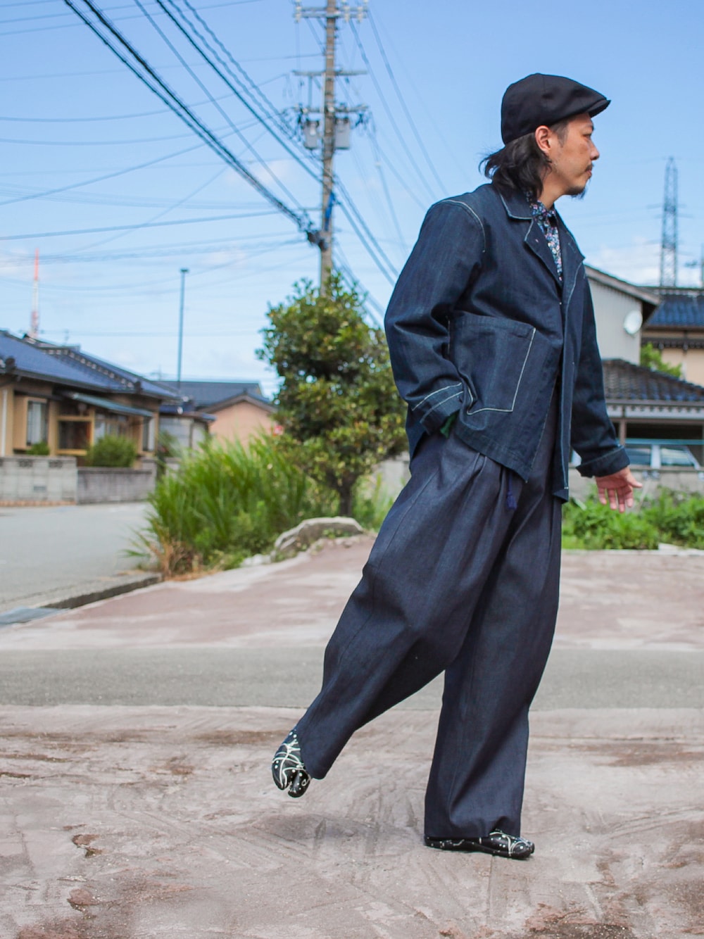 「今日のコーデ、秋のコーデ、denim、デニム、デニム オン デニム、セットアップ風、足袋シューズ、レザー足袋、キャスケット、花柄シャツ、デニムジャケット、デニムパンツ」｜「VOOのアイテム（デニムジャケット、ブルー系）」を使った、マッシーさん（メンズ・174cm）の秋コーディネートの1枚目の写真