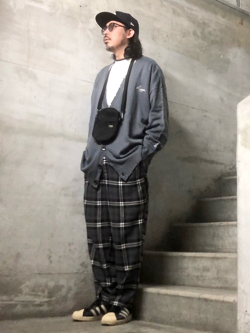 グレー系のカーディガン/ボレロ、グレー系のその他パンツ、ブラック系のスニーカーを着用したメンズの冬コーディネートの1枚目の写真