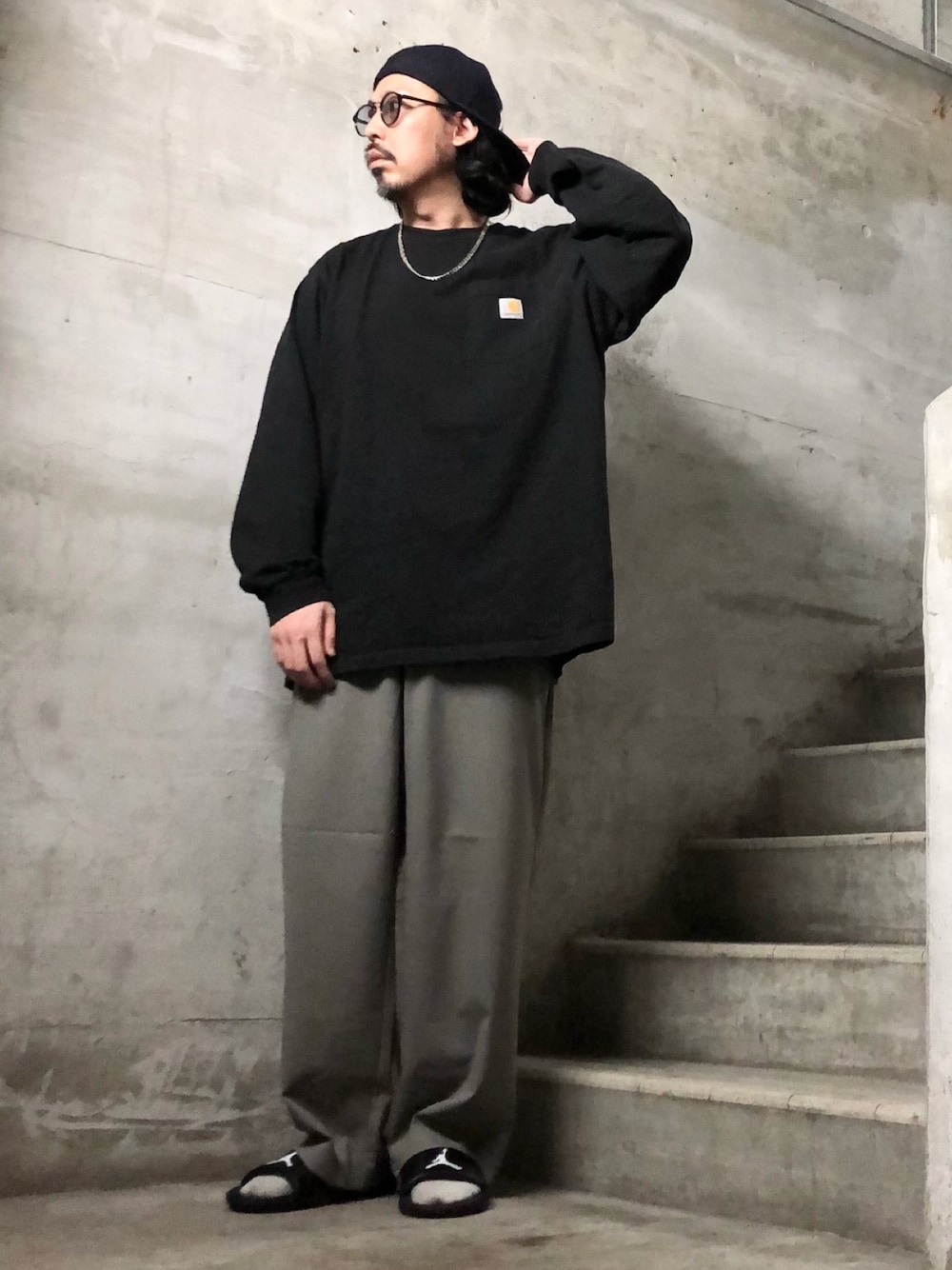 ブラック系のサンダル、グレー系のその他パンツ、ブラック系のTシャツ/カットソーを着用したメンズの夏コーディネートの1枚目の写真