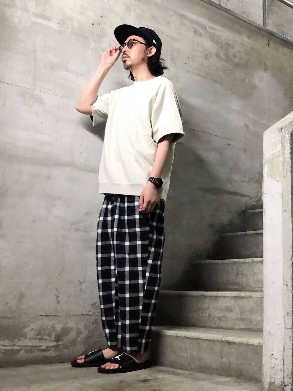 ベージュ系のTシャツ/カットソー、ブルー系のその他パンツ、ブラック系のサンダルを着用したメンズの夏コーディネートの1枚目の写真