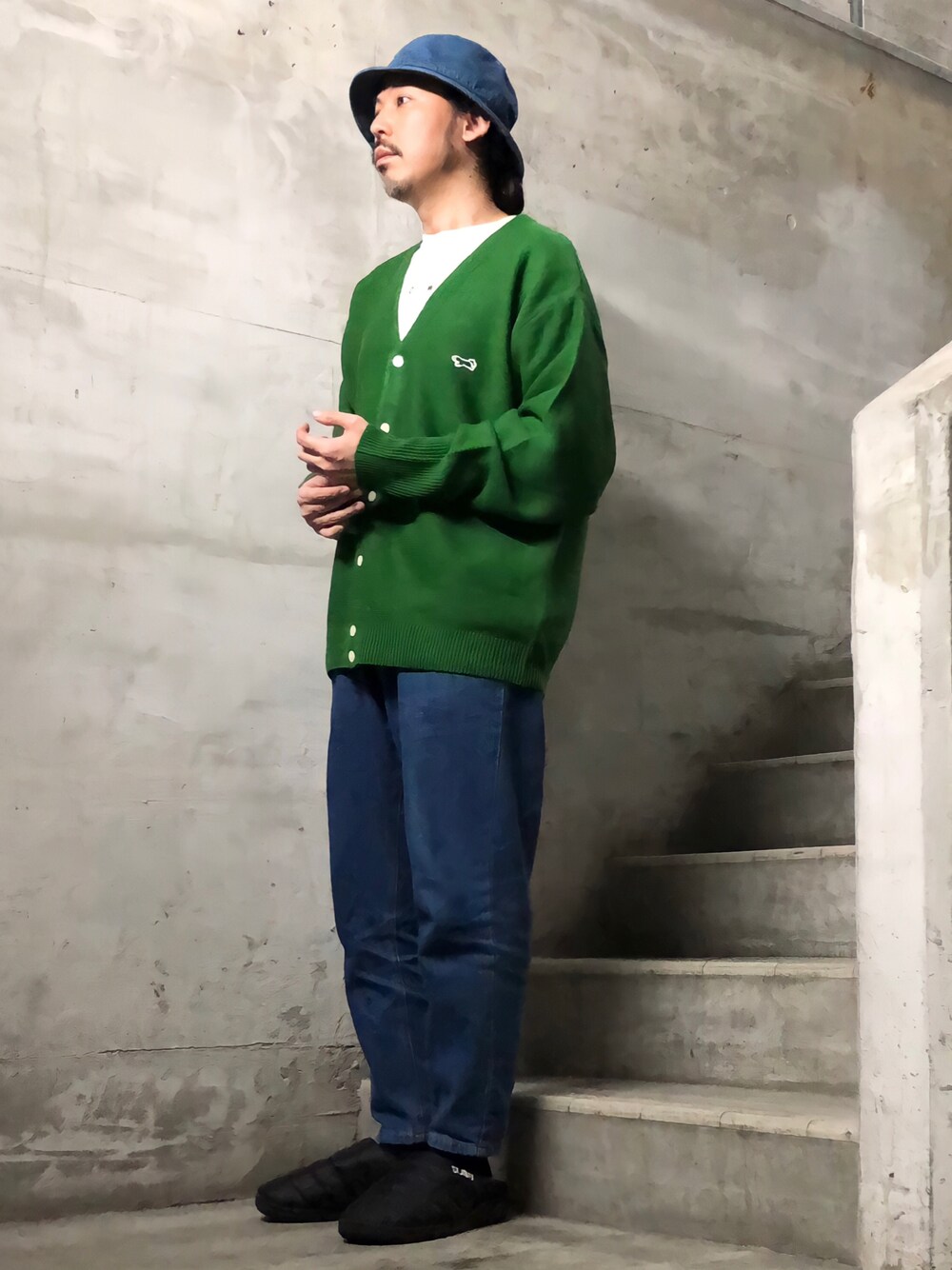 グリーン系のカーディガン/ボレロ、ブラック系のサンダル、ブルー系のハットを着用したメンズの秋コーディネートの1枚目の写真