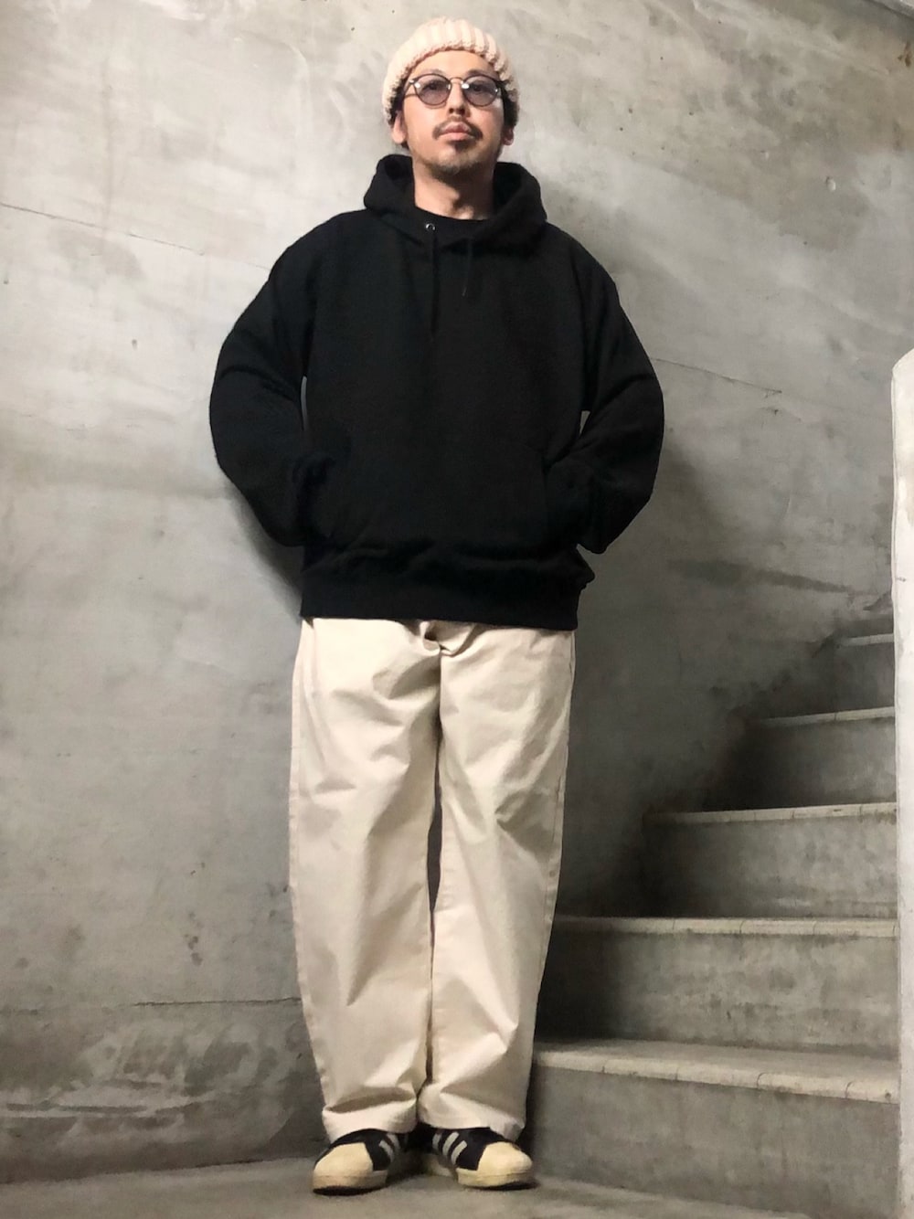 ホワイト系のその他パンツ、ブラック系のスニーカー、その他のサングラスを着用したメンズの春コーディネートの1枚目の写真