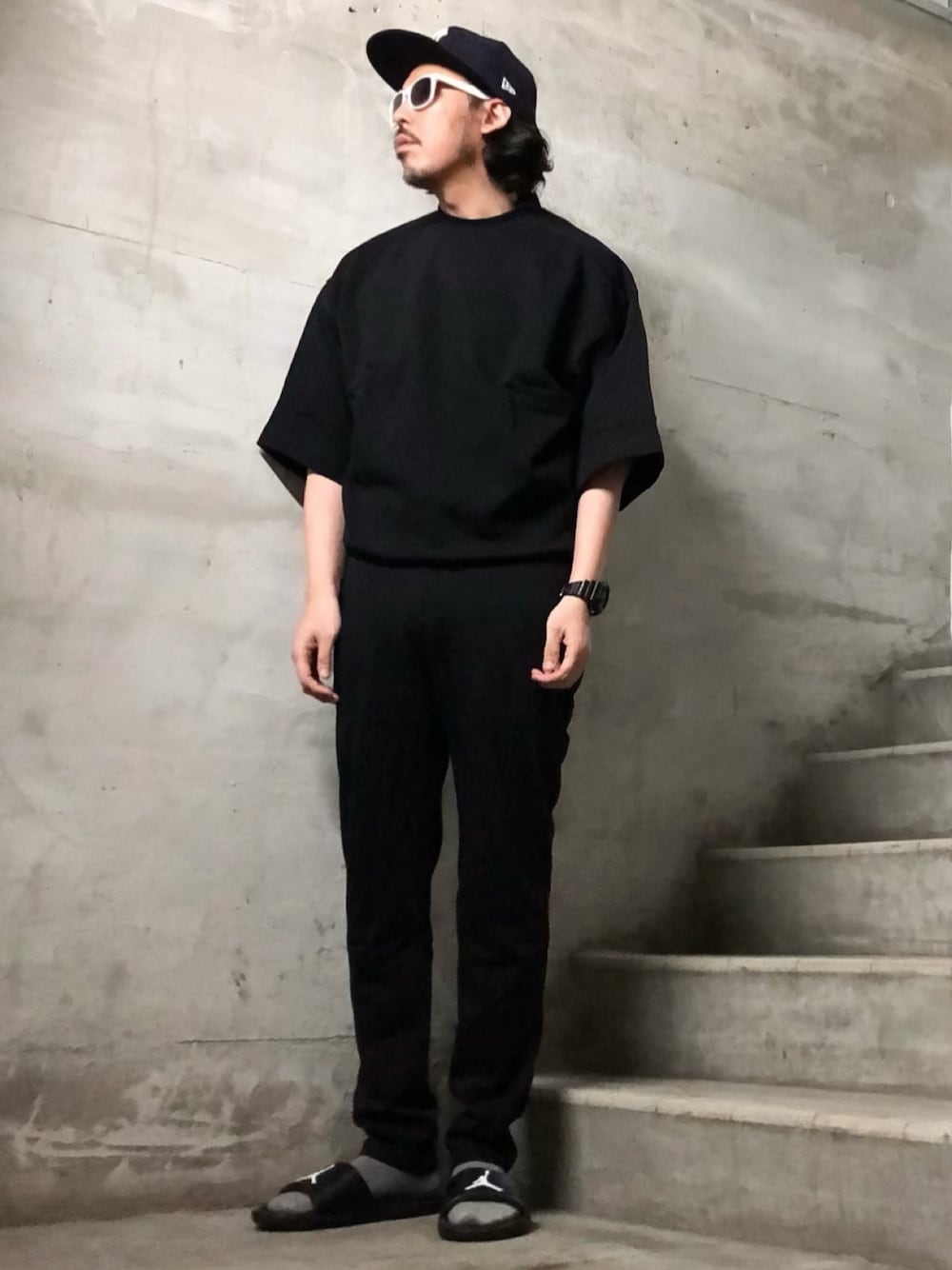 ブラック系のサンダル、ブラック系のルームウェア/パジャマ、ブルー系のキャップを着用したメンズの夏コーディネートの1枚目の写真