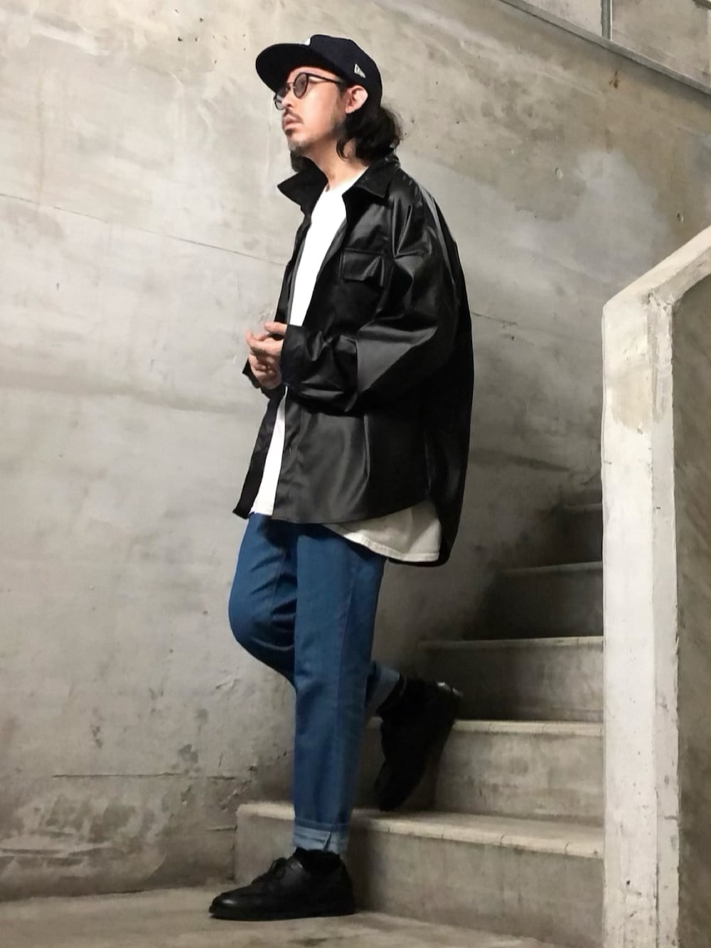 ブラック系のブルゾン、ホワイト系のTシャツ/カットソー、ブラック系のドレスシューズを着用したメンズの秋コーディネートの1枚目の写真