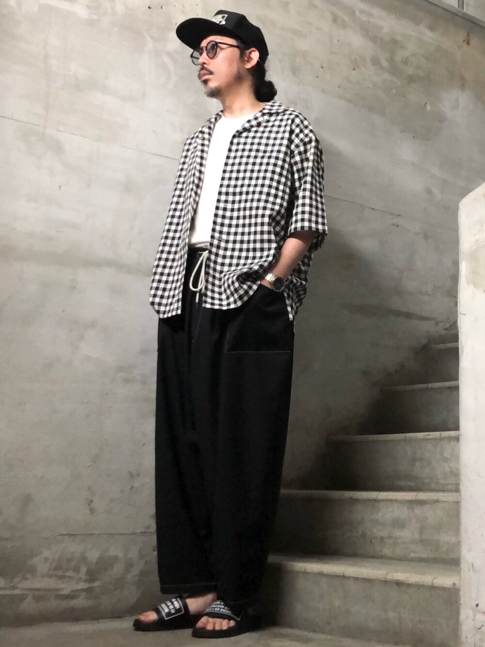 その他のシャツ/ブラウス、ブラック系のサンダル、ブラック系のキャップを着用したメンズの夏コーディネートの1枚目の写真