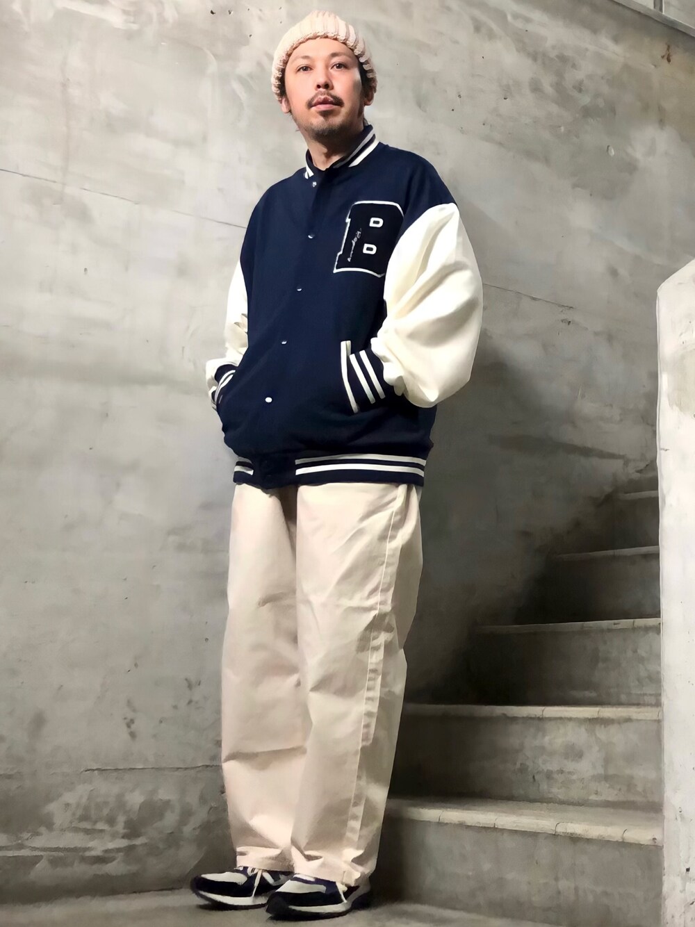 ブルー系のスタジャン、ホワイト系のその他パンツ、ホワイト系のスニーカーを着用したメンズの冬コーディネートの1枚目の写真