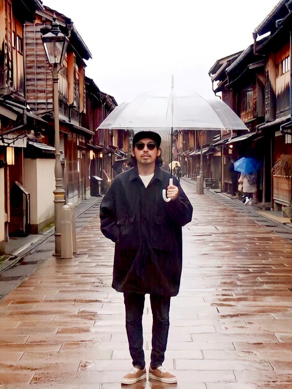 ブラック系のキャップ、その他のその他を着用したメンズの春コーディネートの1枚目の写真