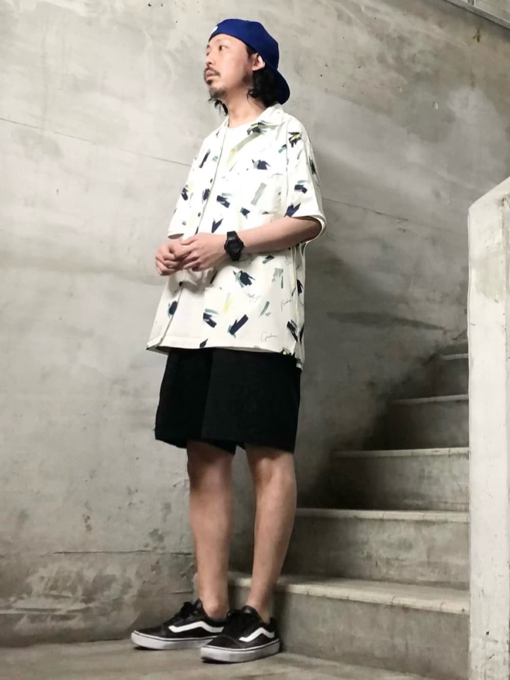 ホワイト系のシャツ/ブラウス、ブラック系のスニーカー、ホワイト系のTシャツ/カットソーを着用したメンズの夏コーディネートの1枚目の写真