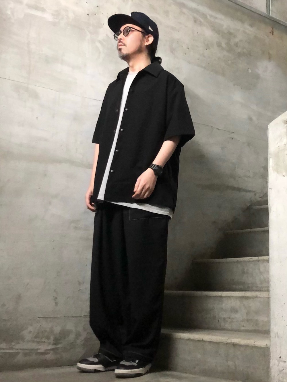 ブラック系のシャツ/ブラウス、グレー系のTシャツ/カットソー、ブラック系のスニーカーを着用したメンズの夏コーディネートの1枚目の写真