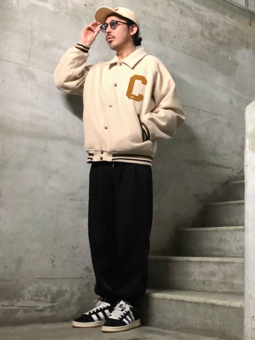 ベージュ系のスタジャン、ブラック系のその他パンツ、ブラック系のスニーカーを着用したメンズの冬コーディネートの1枚目の写真