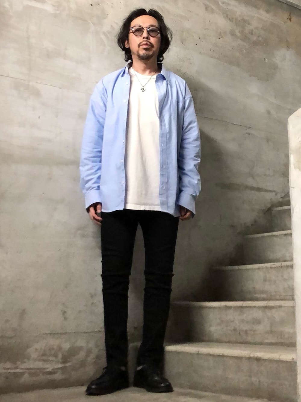 ブルー系のシャツ/ブラウス、ブラック系のデニムパンツ、ブラック系のブーツを着用したメンズの春コーディネートの1枚目の写真