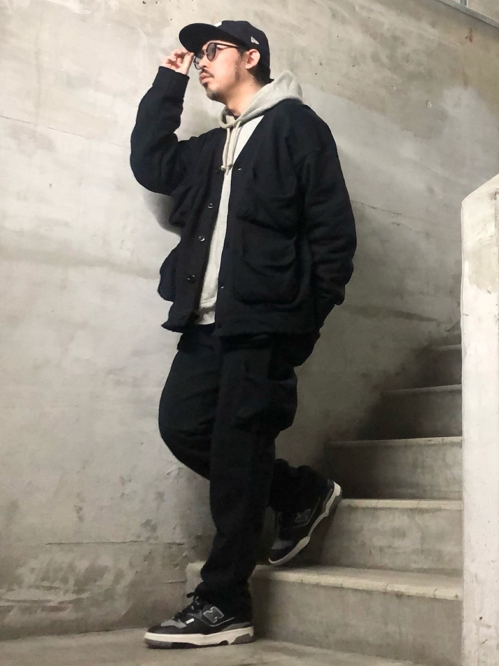 ブラック系のカーディガン/ボレロ、ブラック系のスウェットパンツ、ブラック系のスニーカーを着用したメンズの冬コーディネートの1枚目の写真