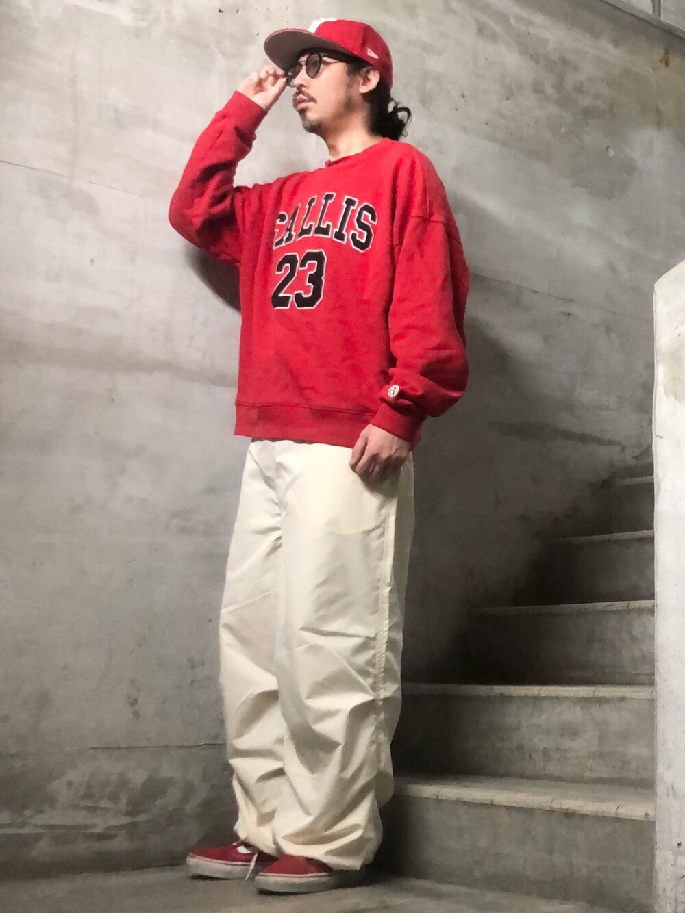 ホワイト系のその他パンツ、レッド系のスウェット、レッド系のスニーカーを着用したメンズの春コーディネートの1枚目の写真