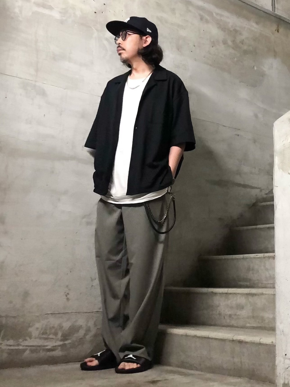 ブラック系のセットアップ、ブラック系のサンダル、グレー系のその他パンツを着用したメンズの夏コーディネートの1枚目の写真