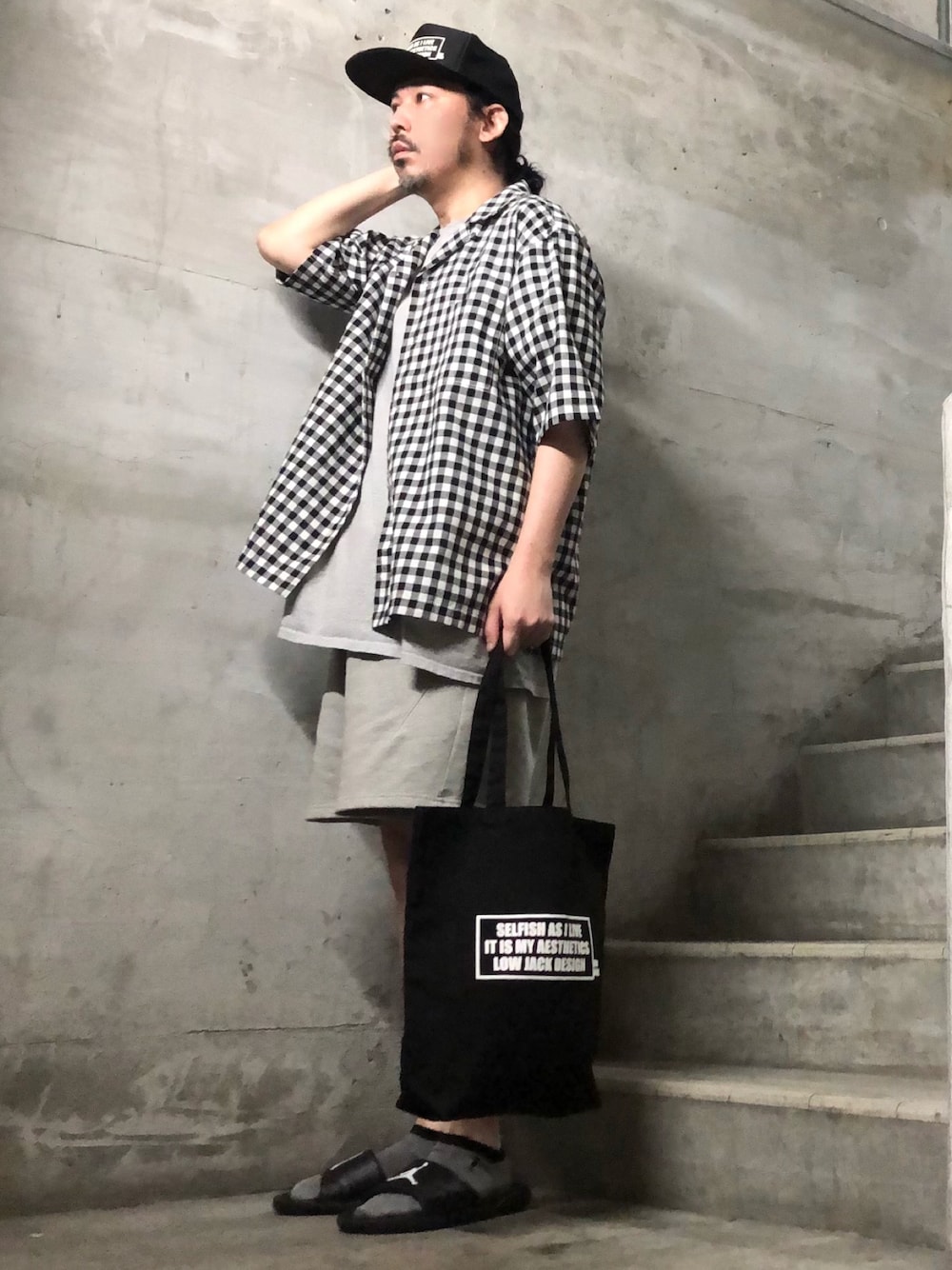 その他のシャツ/ブラウス、ブラック系のトートバッグ、ブラック系のサンダルを着用したメンズの夏コーディネートの1枚目の写真