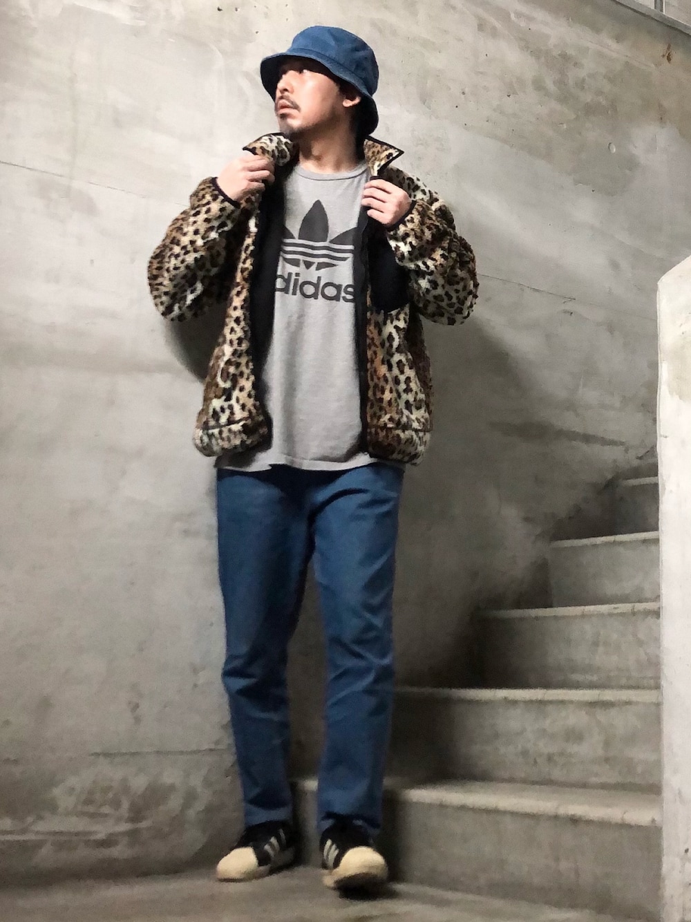 その他のブルゾン、グレー系のTシャツ/カットソー、ブラック系のスニーカーを着用したメンズの秋コーディネートの1枚目の写真