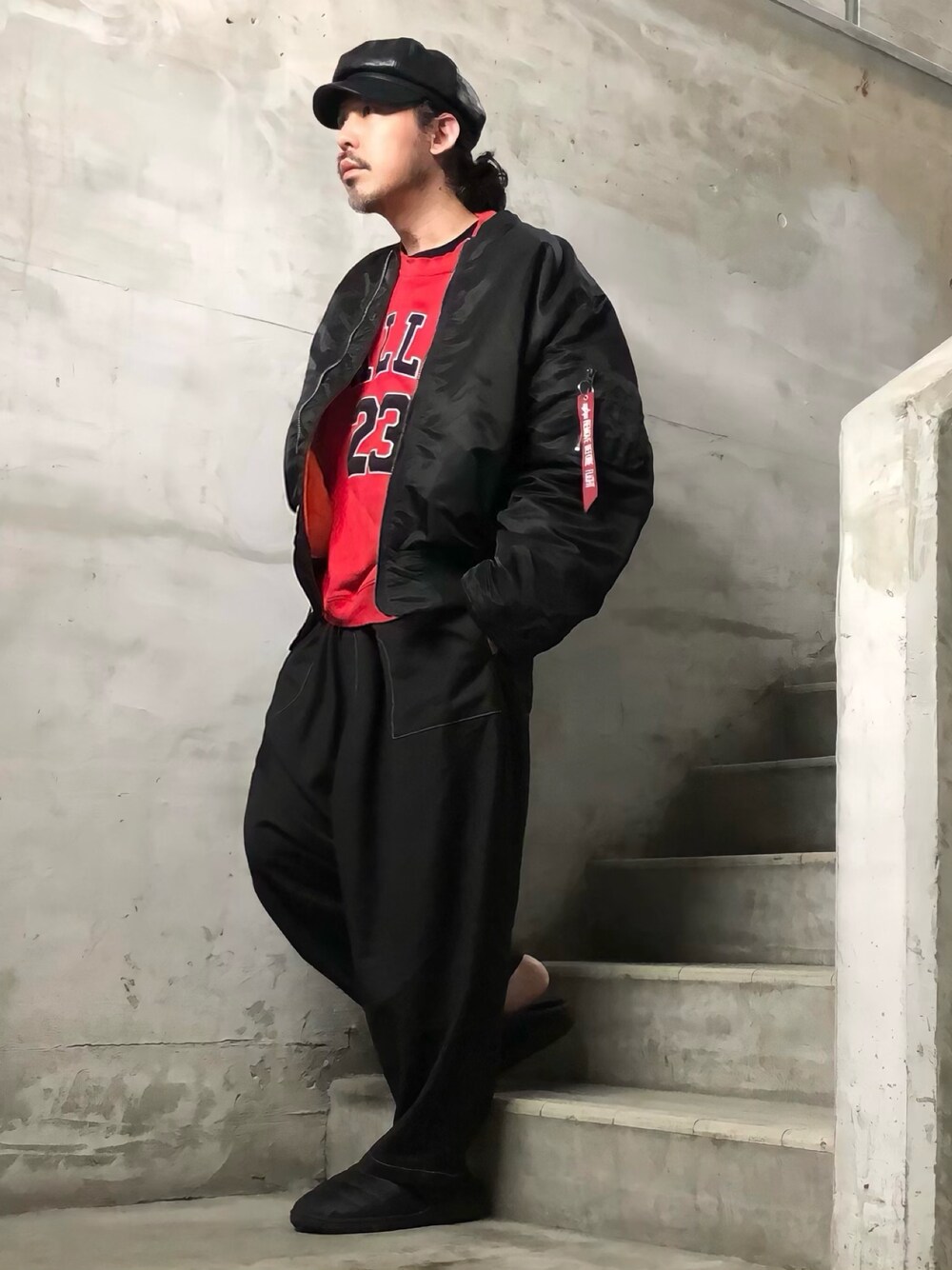 ブラック系のMA-1、ブラック系のサンダル、レッド系のスウェットを着用したメンズの秋コーディネートの1枚目の写真