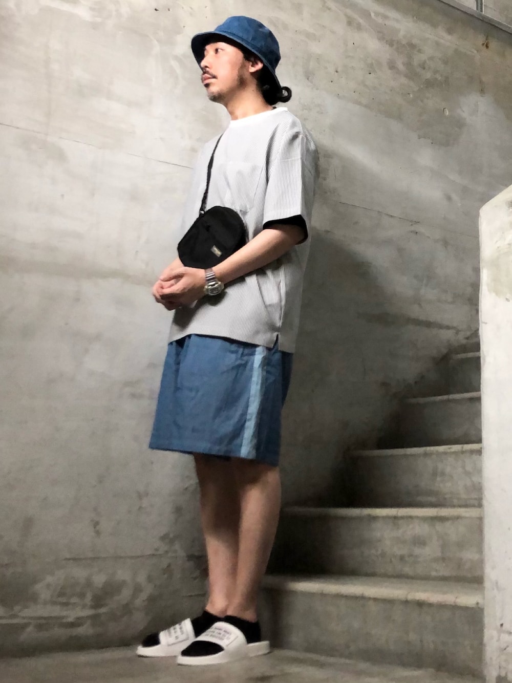 ブルー系のTシャツ/カットソー、ブルー系のデニムパンツ、ホワイト系のサンダルを着用したメンズの夏コーディネートの1枚目の写真