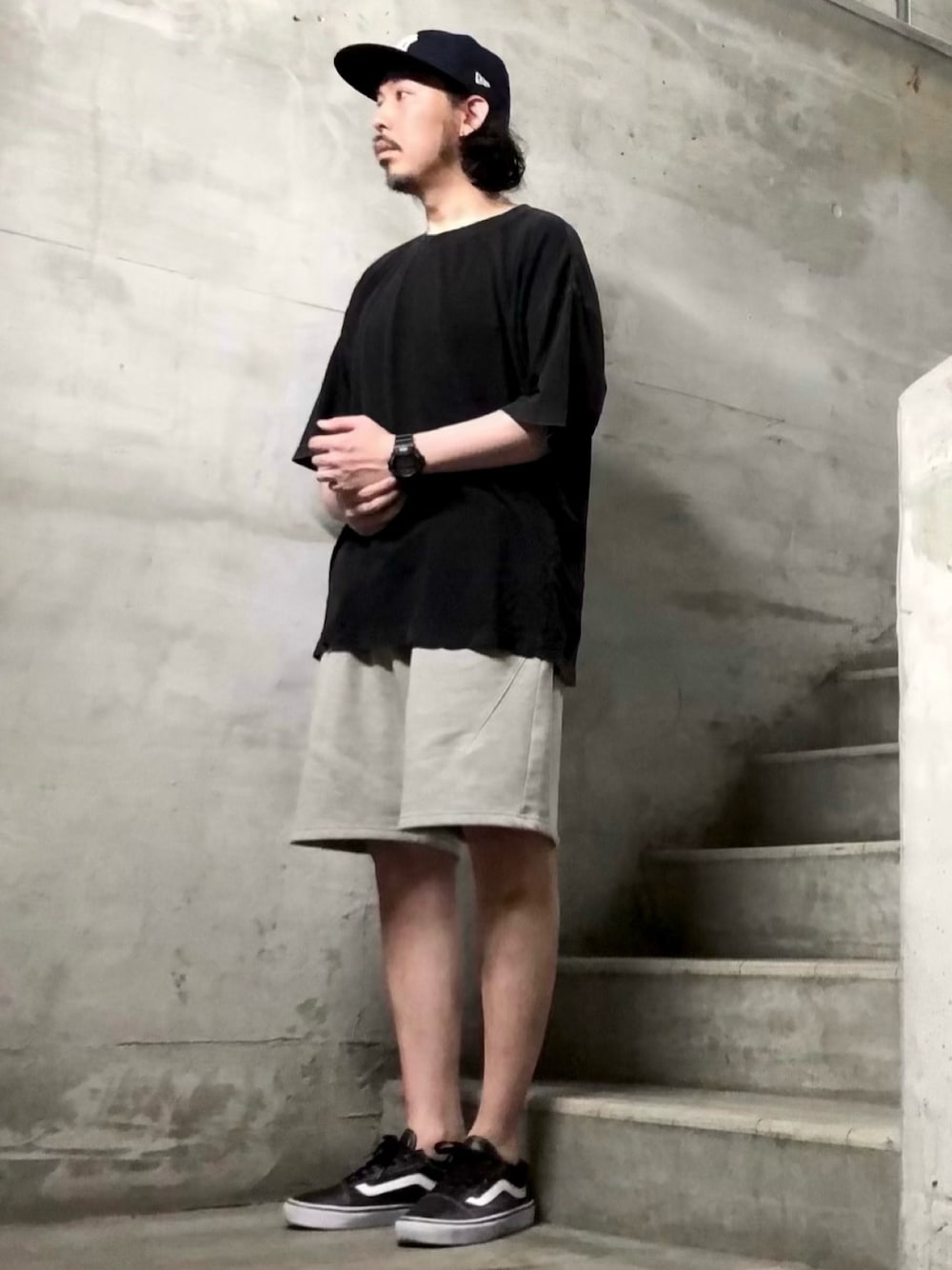 ブラック系のTシャツ/カットソー、グレー系のスウェット、ブラック系のスニーカーを着用したメンズの春コーディネートの1枚目の写真