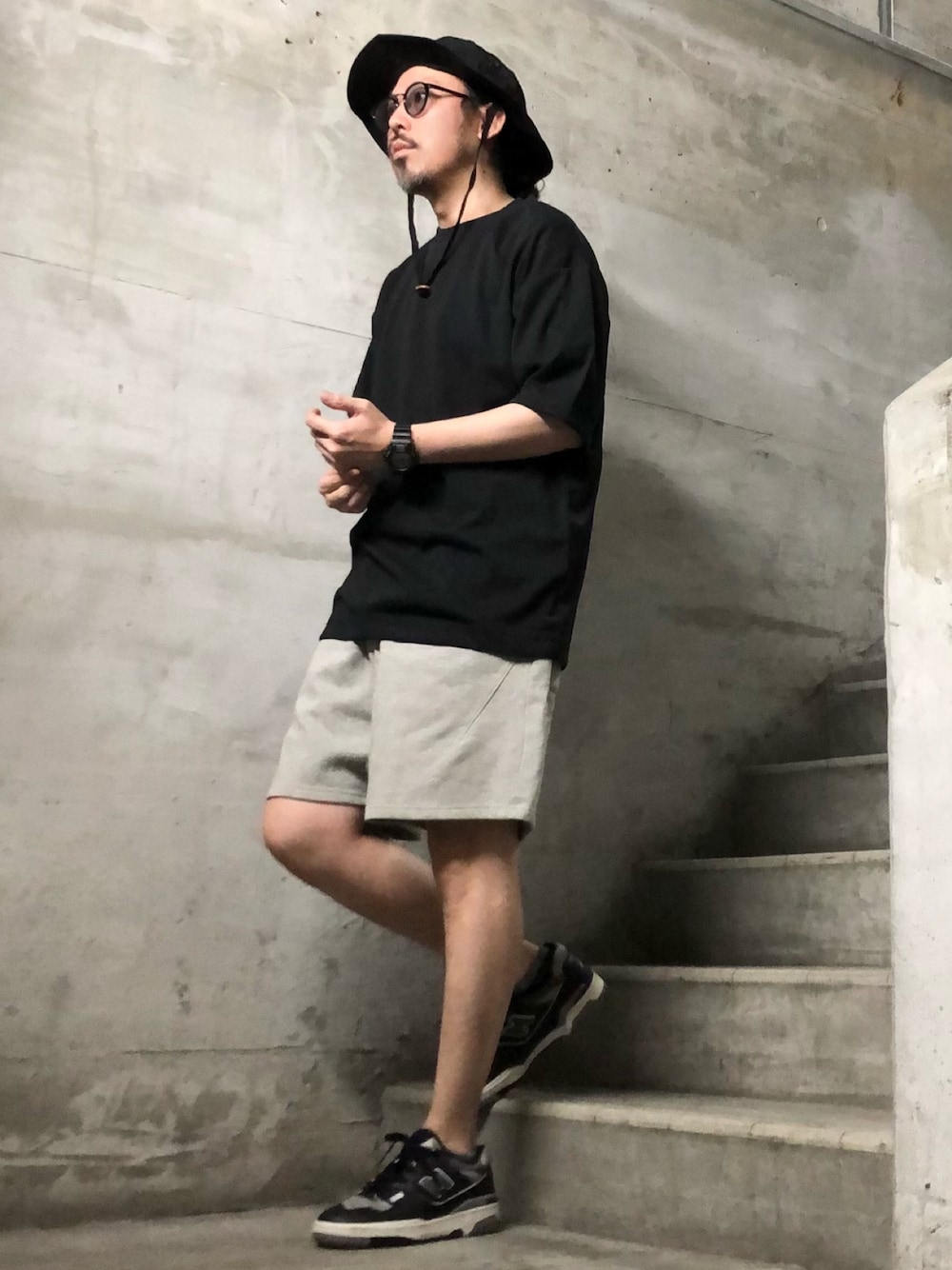 ブラック系のTシャツ/カットソー、グレー系のスウェット、ブラック系のスニーカーを着用したメンズの春コーディネートの1枚目の写真