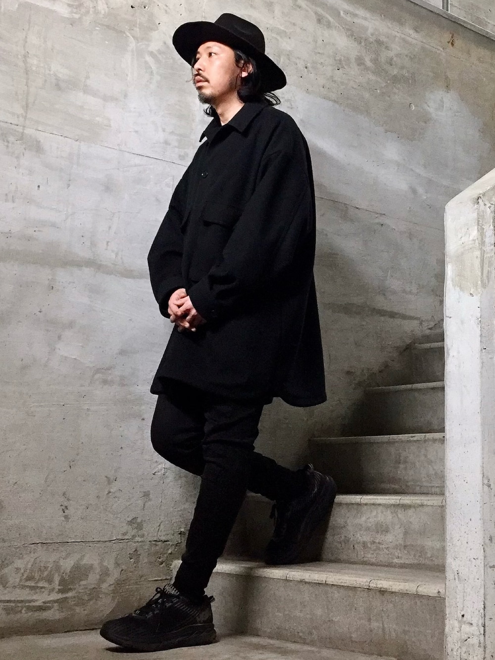 ブラック系のデニムパンツ、ブラック系のブルゾン、ブラック系のスニーカーを着用したメンズの秋コーディネートの1枚目の写真