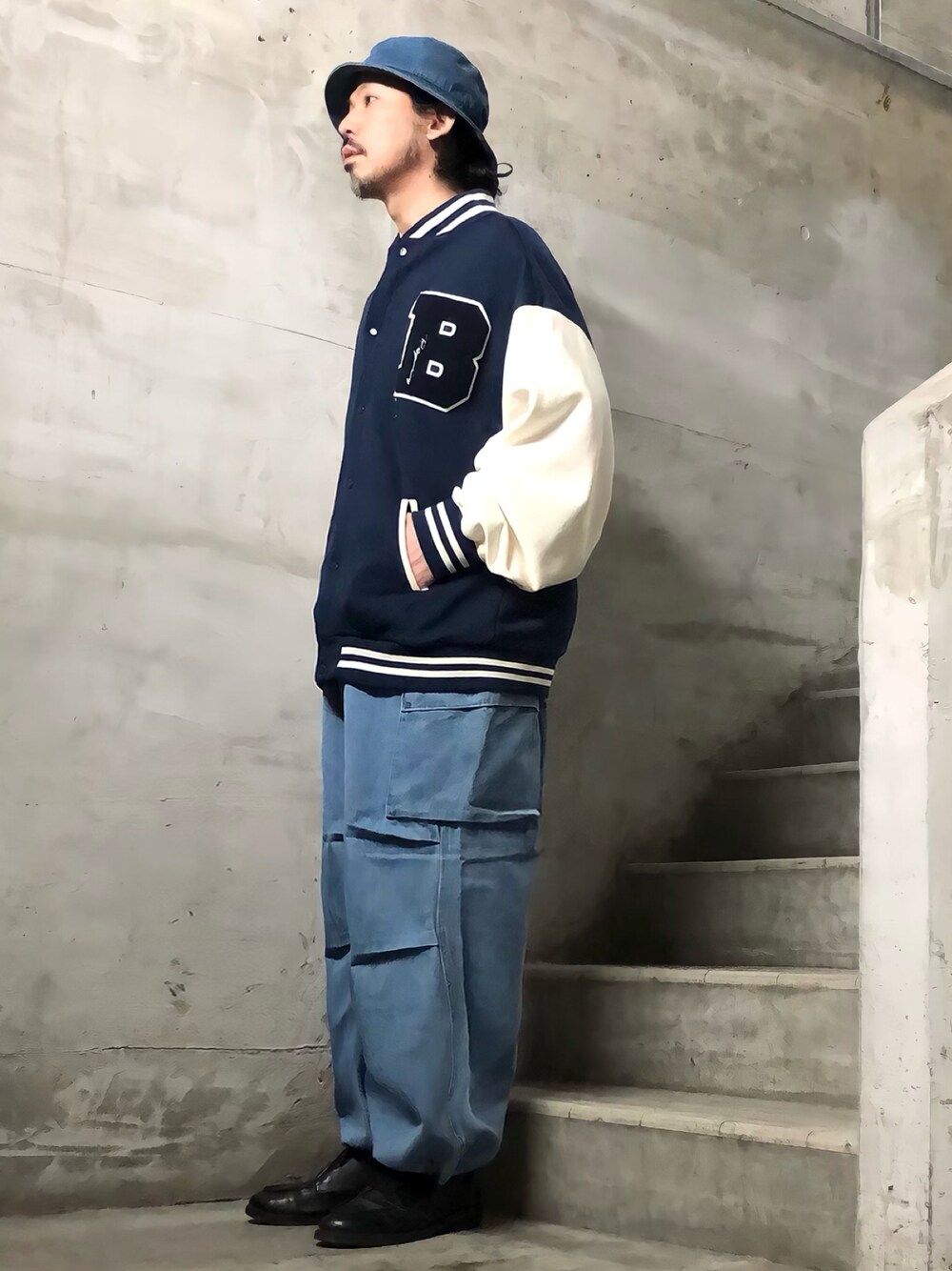 ブルー系のデニムパンツ、ブラック系のブーツ、ブルー系のハットを着用したメンズの冬コーディネートの1枚目の写真
