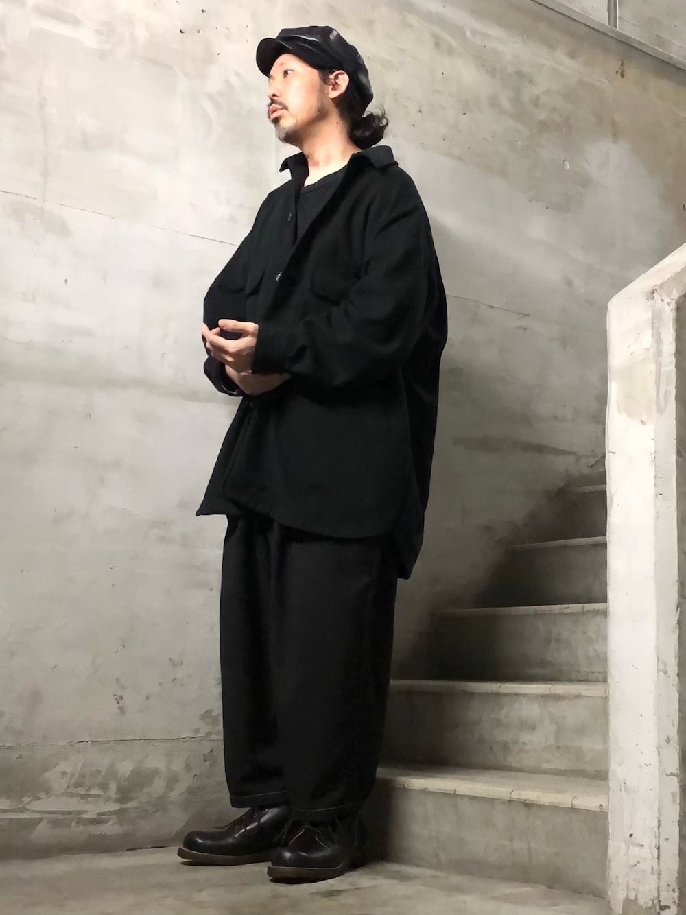 ブラック系のTシャツ/カットソー、ブラック系のブルゾン、ブラック系のその他パンツを着用したメンズの秋コーディネートの1枚目の写真