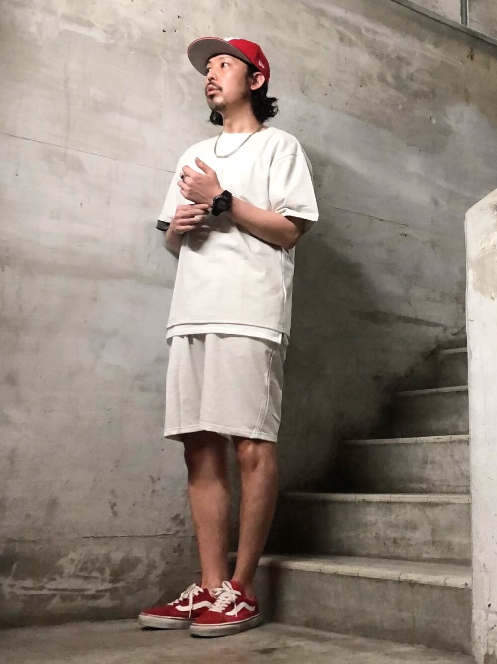 その他のTシャツ/カットソー、レッド系のスニーカー、レッド系のキャップを着用したメンズの夏コーディネートの1枚目の写真
