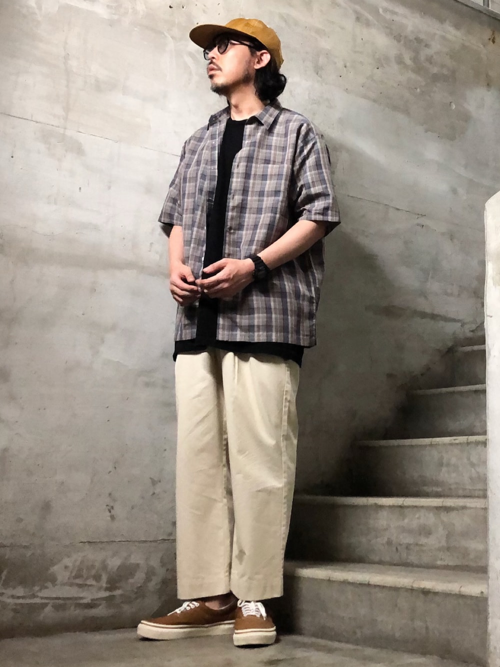 ブルー系のシャツ/ブラウス、ブラック系のTシャツ/カットソー、ブラウン系のスニーカーを着用したメンズの夏コーディネートの1枚目の写真