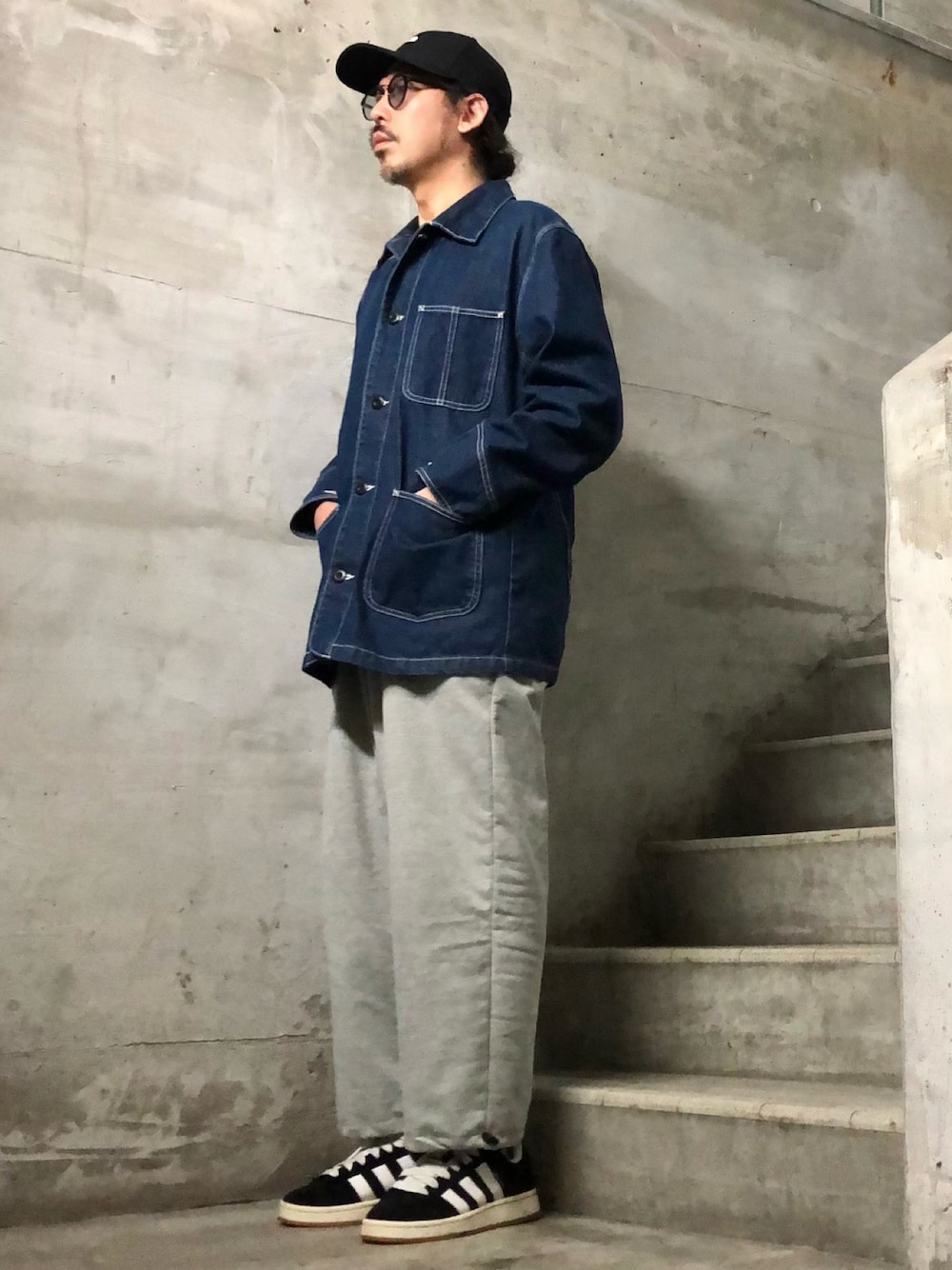 その他のスウェットパンツ、ブラック系のスニーカー、ブラック系のキャップを着用したメンズの冬コーディネートの1枚目の写真