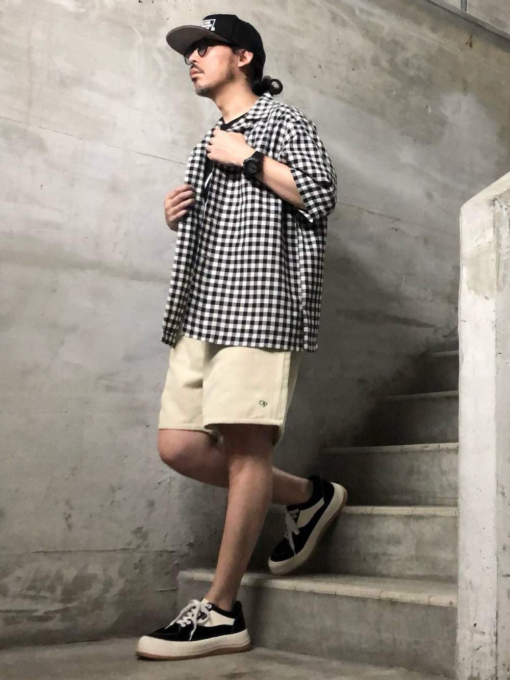 その他のシャツ/ブラウス、ホワイト系のその他パンツ、ブラック系のスニーカーを着用したメンズの夏コーディネートの1枚目の写真