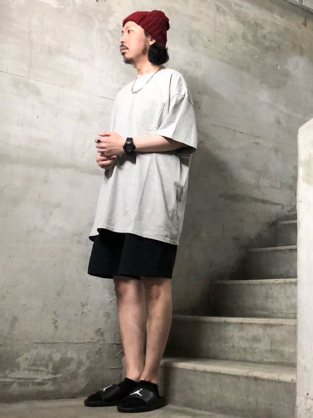 グレー系のTシャツ/カットソー、ブラック系のサンダル、ブラック系のデジタル腕時計を着用したメンズの夏コーディネートの1枚目の写真