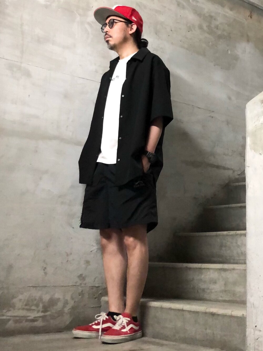 ブラック系のシャツ/ブラウス、ホワイト系のTシャツ/カットソー、ブラック系のパンツを着用したメンズの春コーディネートの1枚目の写真