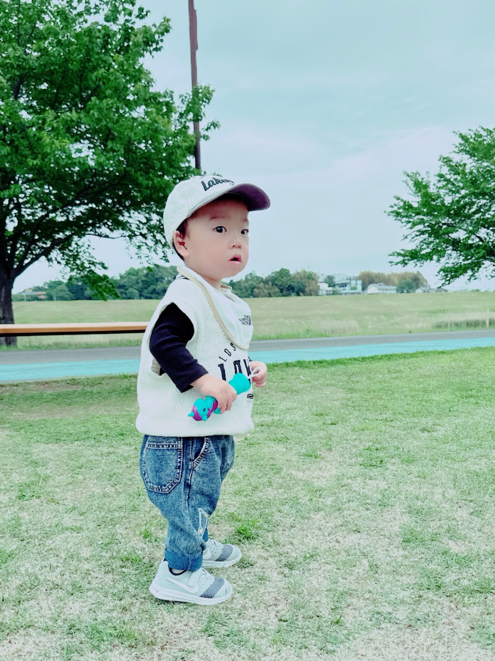 「1歳、1歳4ヶ月、春コーデ、男の子コーデ、レイカーズ」｜「ZARAのアイテム（ベスト、ベージュ系）」を使った、Senさん（キッズ・80cm）の春コーディネートの1枚目の写真
