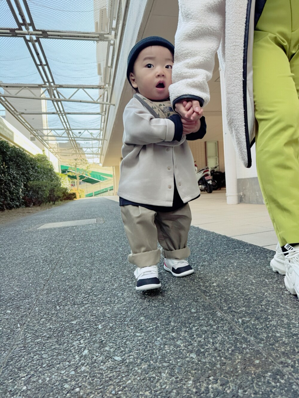 「1歳1ヶ月、1歳」｜「THE NORTH FACEのアイテム（スタイ/よだれかけ、ベージュ系）」を使った、Senさん（キッズ・80cm）の冬コーディネートの1枚目の写真