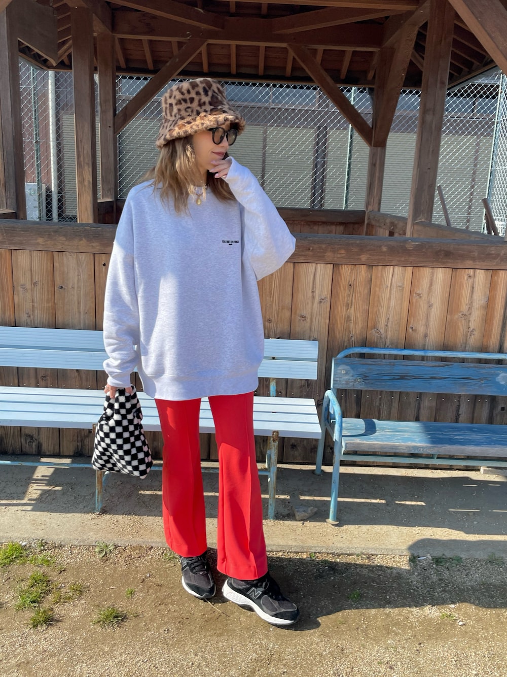 レオパード柄フェイクファーバケットハットを使った人気ファッション