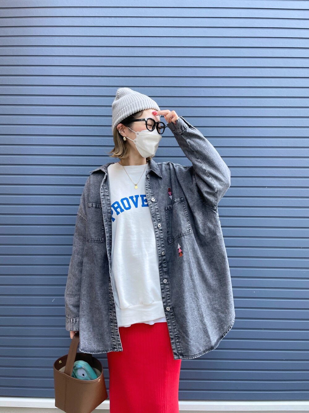 「春服デビュー宣言、春、休日スタイル、デニムシャツ、カラーコーデ、coca、カジュアルコーデ」｜「coca（coca）の裏起毛ビッグシルエットアソートプリントスウェット（スウェット、ホワイト系）」を使った、mikippeさん（レディース・169cm）の春コーディネートの1枚目の写真