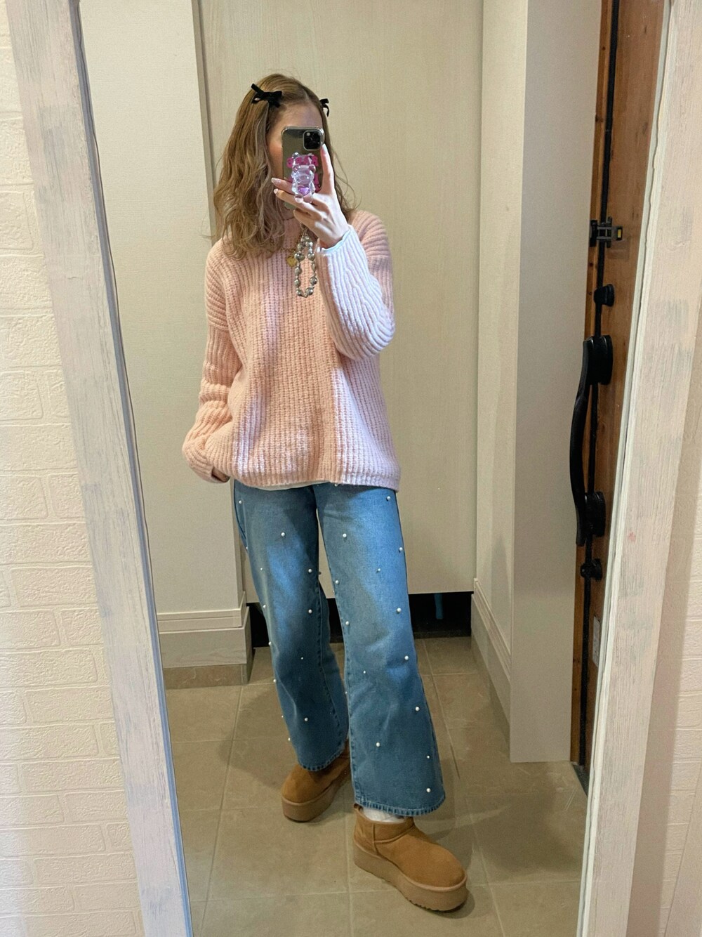 「大人女子、パールデニム、GU」｜「UGGの【UGG】アグ Classic Ultra Mini Platform クラッシック ウルトラ ミニ プラットフォーム 1135092（ブーツ、ベージュ系）」を使った、mikippeさん（レディース・169cm）の冬コーディネートの1枚目の写真