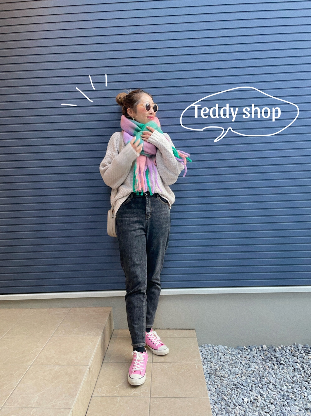 「秋冬コーデ、デニム、大人ガーリー、ニットコーデ、テーパードパンツ、DAYCLOSET」｜「CANAL JEANのEl mar(エルマール) ボリュームチェックマフラー（マフラー、ピンク系）」を使った、mikippeさん（レディース・169cm）の秋コーディネートの1枚目の写真