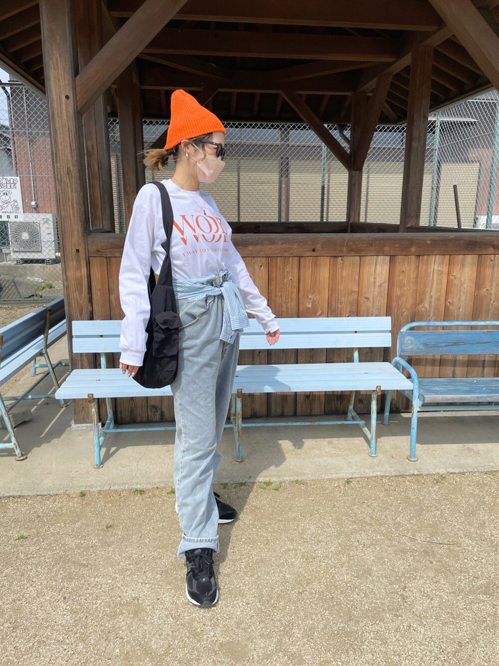 「春服、シンプルスタイル、休日コーデ、デニム」｜「mi via locaのGILDAN前後ロゴプリントロングスリーブTシャツ（Tシャツ/カットソー、ホワイト系）」を使った、mikippeさん（レディース・169cm）の春コーディネートの1枚目の写真